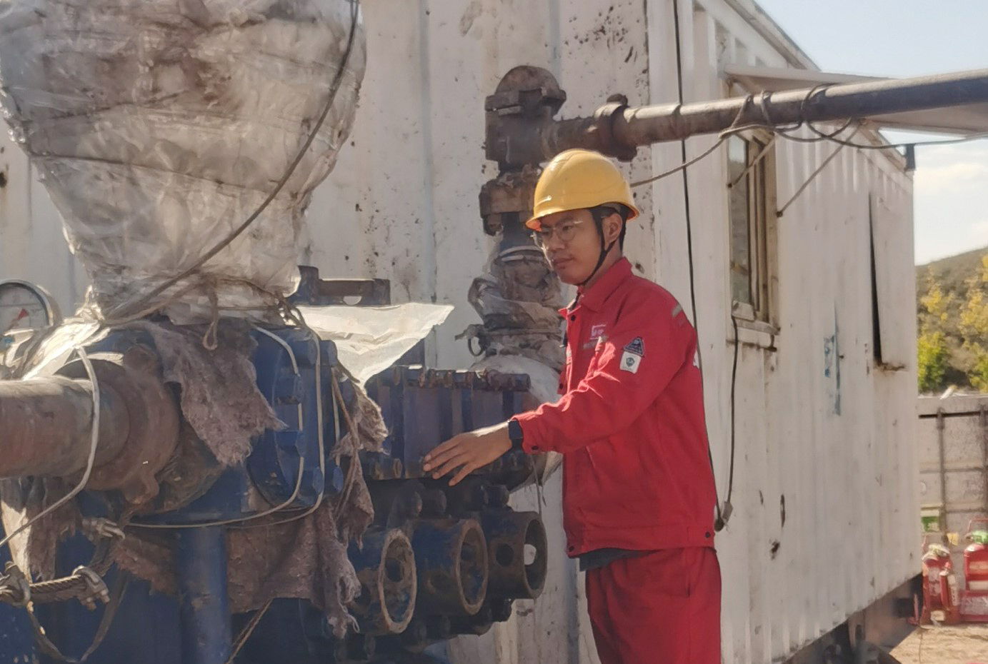 李哲在查看泥浆泵.jpg